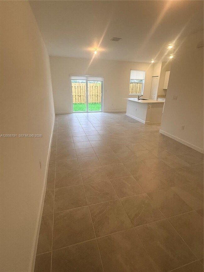 Building Photo - 2746 SE 24th Terrace