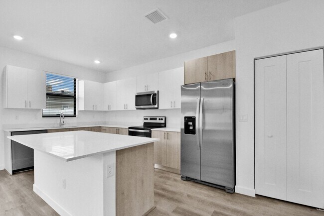 Building Photo - 706 Del Vista Rd