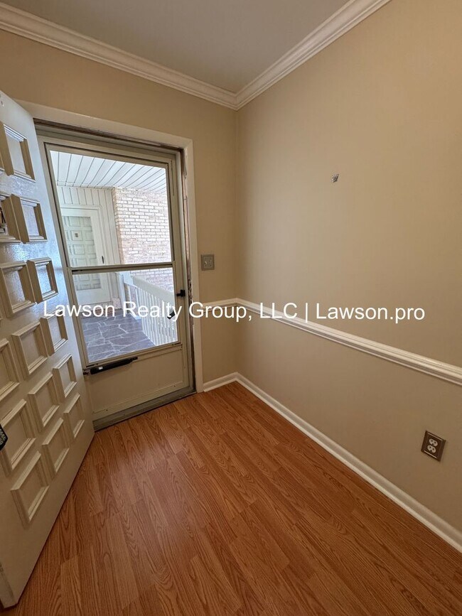 Building Photo - Two Bedroom Condo w/ Updated Kitchen in Hunting Hills