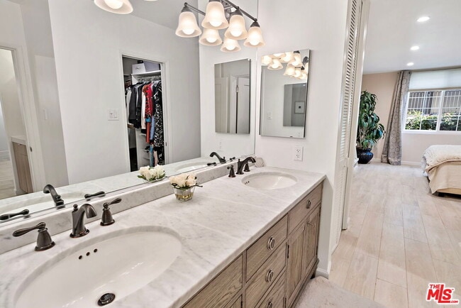 Building Photo - 838 S Barrington Ave