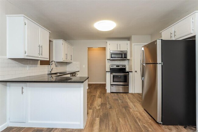 Building Photo - 2705 Fairfield Dr