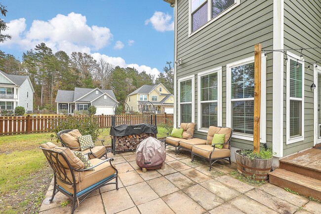 Building Photo - Spacious and updated home in Bluffs at Ash...