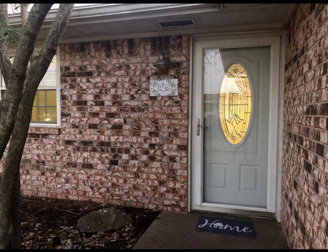 Building Photo - 1203 E Pecan St