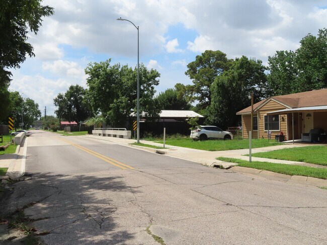 Building Photo - 705 Baca St