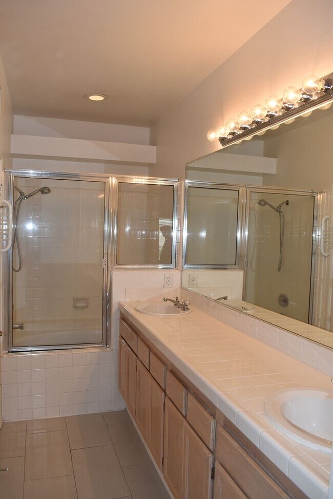 Building Photo - 2 Bed/ 2.5 Bath- Dual Master Townhome in U...