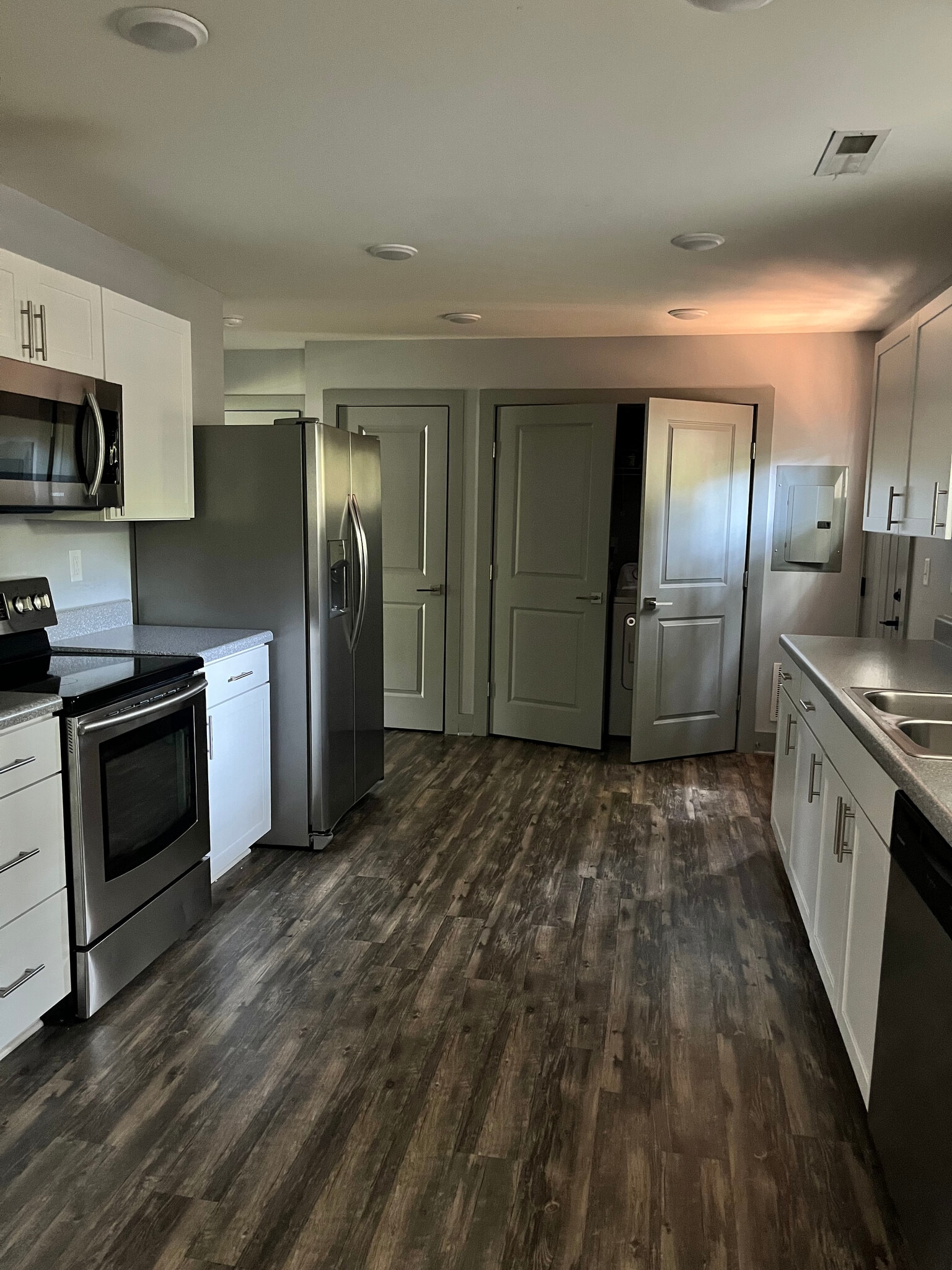 (B) full kitchen with plenty of storage space - 202 Dixie Ave