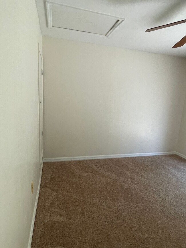 Building Photo - 2-bedroom, 2-bathroom townhouse in Las Pampas