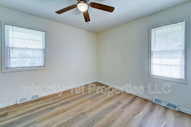 Building Photo - 9002 Bayless Rd