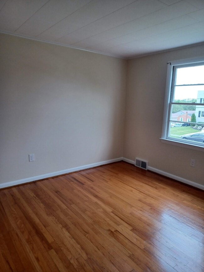 Building Photo - 222 E Whitlock Ave