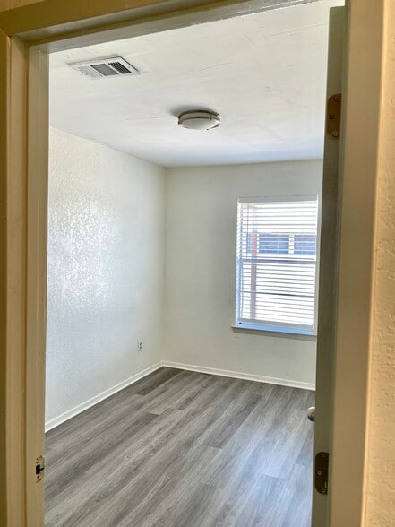 Building Photo - 8337 Clifford St