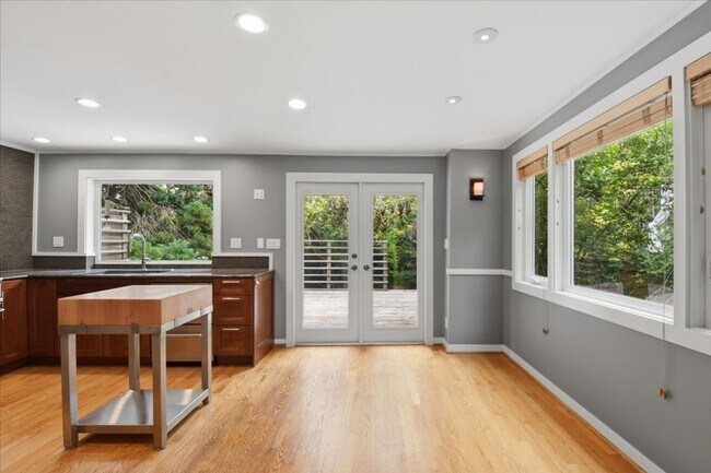 Building Photo - 2Bd/1Ba Seattle Home