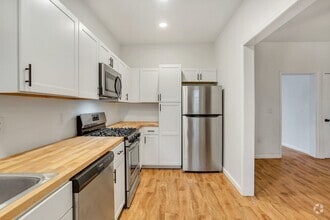 Building Photo - 2 bed 2 bath - great location, off street ...