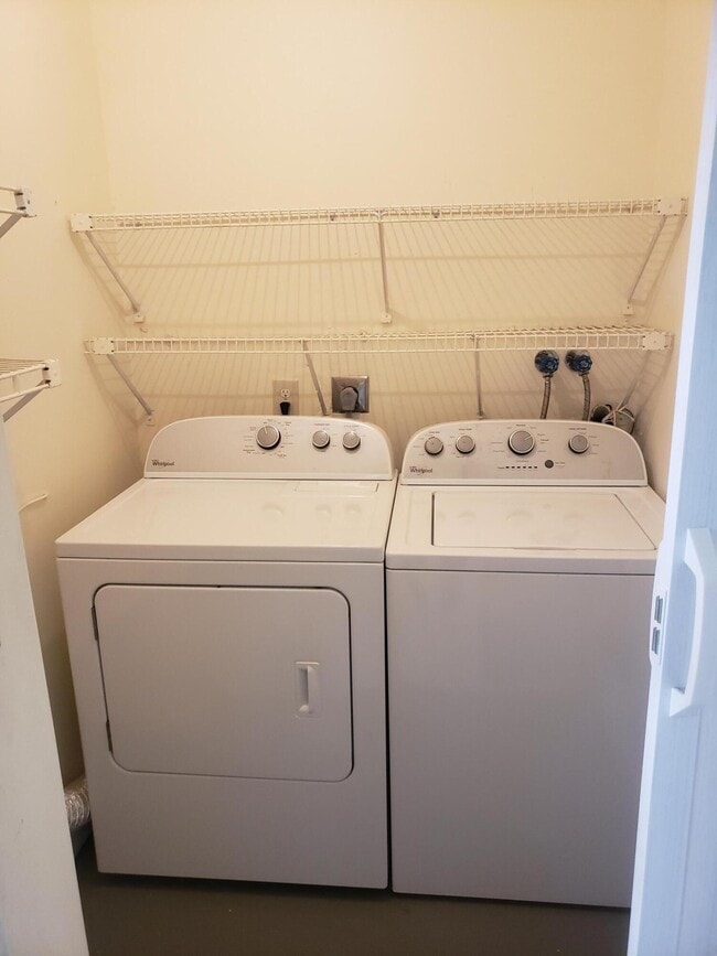 Building Photo - 688 Burgundy L