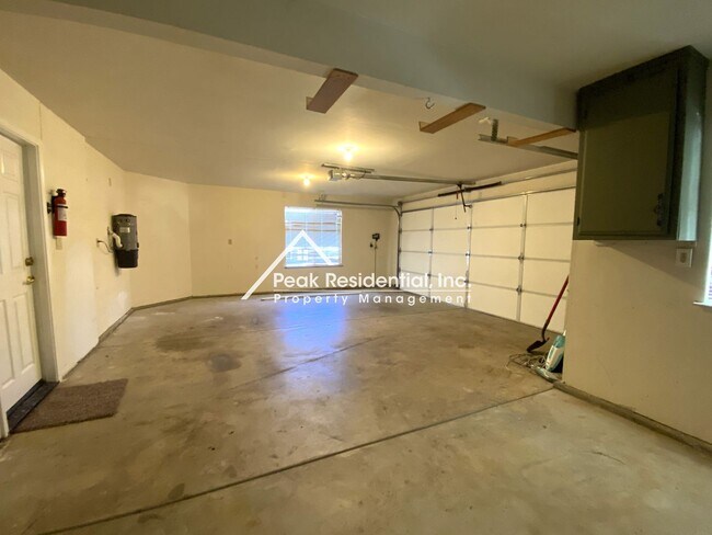 Building Photo - Spacious 3bd/2ba Auburn Home With Bonus Ro...