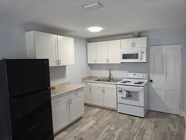 Building Photo - 2205 S Park Ave