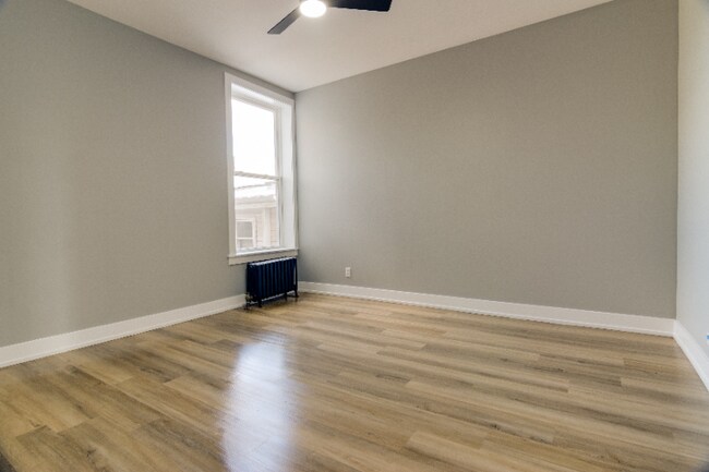 Building Photo - 3422 W Dickens Ave