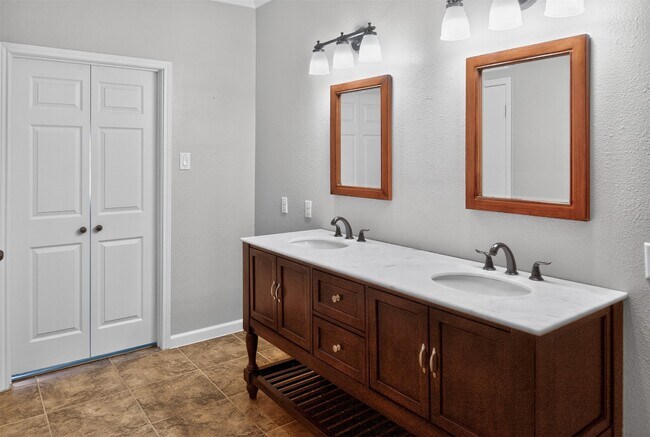 Building Photo - 562 Wilcrest Dr