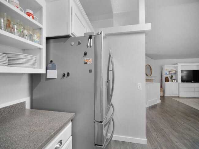 Building Photo - Bright & Comfortable 3 Bedroom Home (Furnished)