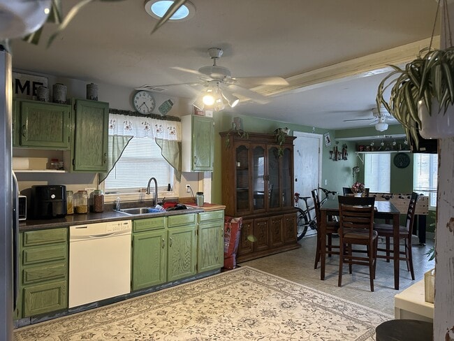 Building Photo - 724 W State St