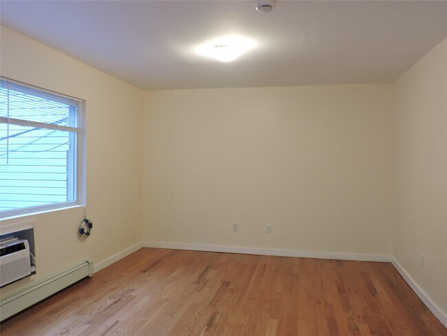Building Photo - 1031 Halsey St