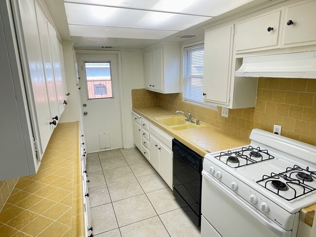 Building Photo - 5769 Eugene St