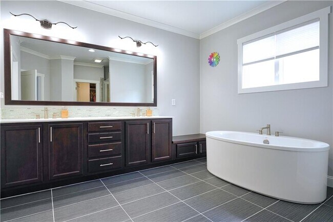 Building Photo - 6030 Richwood Cir