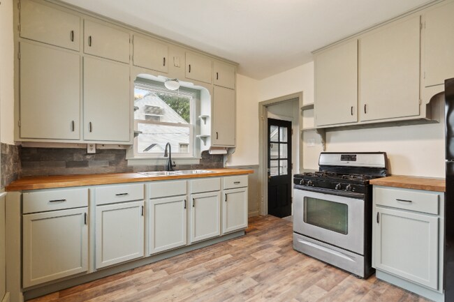 Building Photo - 413 16th Ave SW