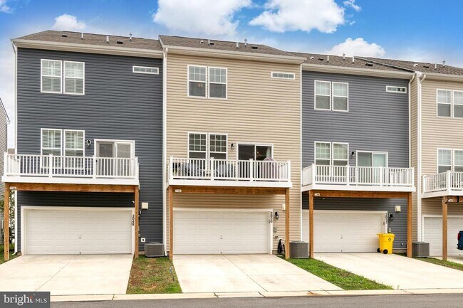 Building Photo - 2050 Hinshaw Dr