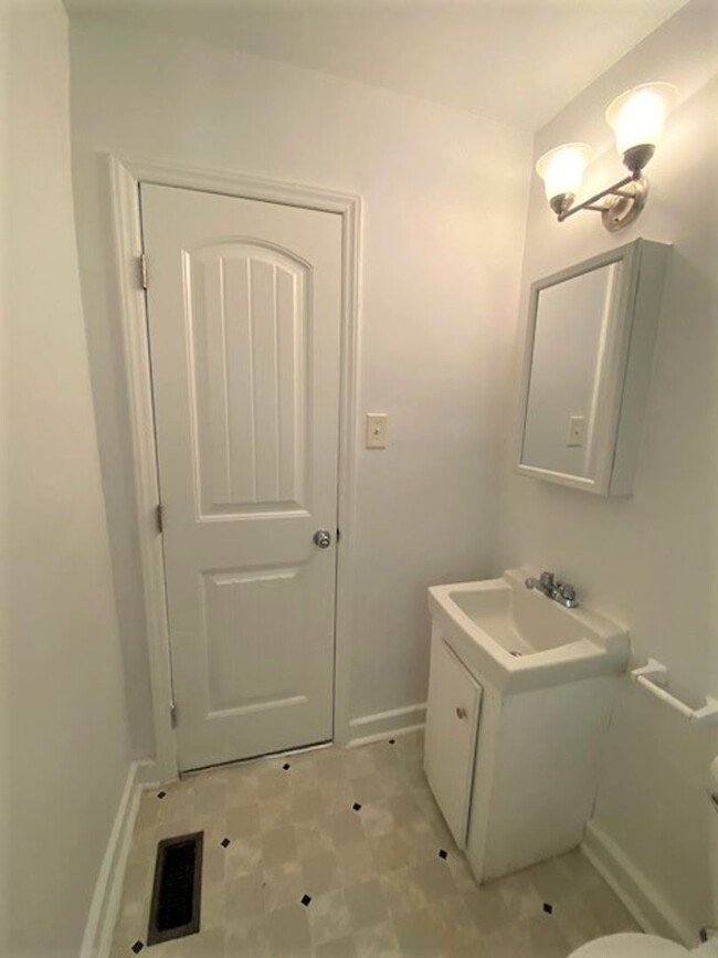 Building Photo - West Charlotte.  Renovated 2 Bedroom!