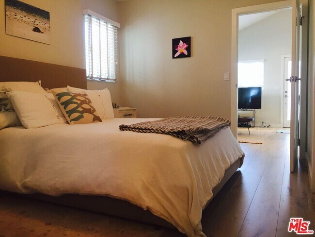 Building Photo - 559 Vernon Ave