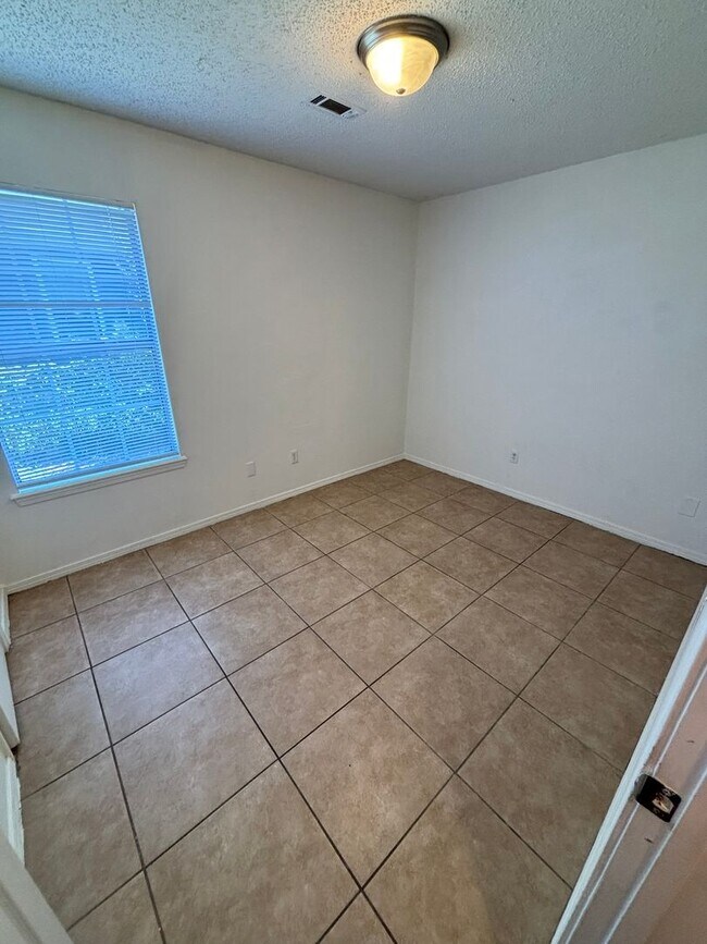 Building Photo - Adorable 2-Bedroom, 2-Bathroom Single Fami...
