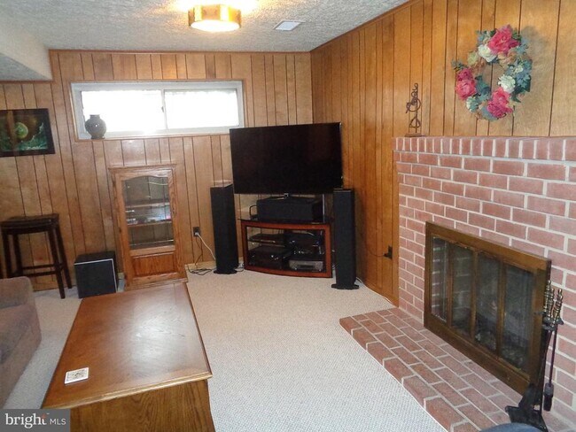 Building Photo - 3328 Spring Ln
