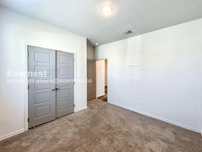 Building Photo - Limited Time Special Offer / 3 Bed/2 Bath Home with Garage / Pet-Friendly / Available Now!