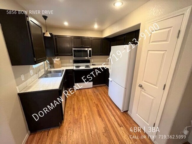 Building Photo - 4 Bed 2.5 Bath with A/C!