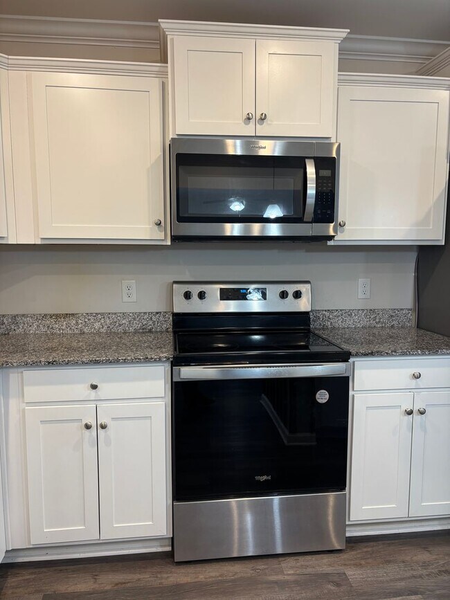 Building Photo - 5 bedroom 3 bath home in Pocalla Springs