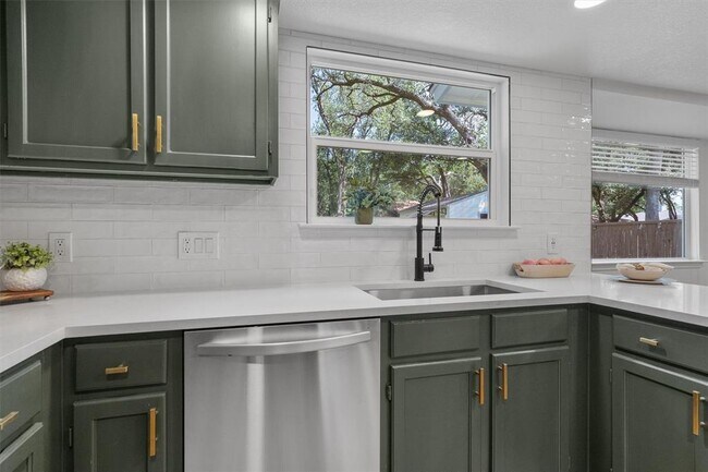 Building Photo - 9730 Anderson Village Dr