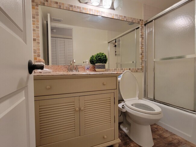 Building Photo - 1340 NE 28th Ave