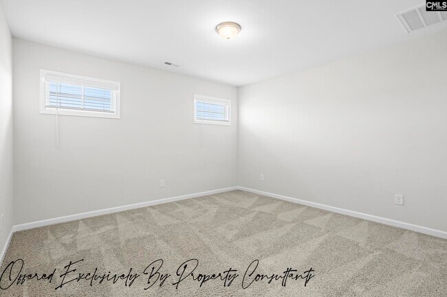 Building Photo - 13 Spinney Ct