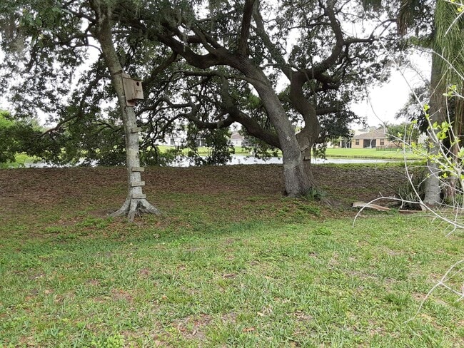 Building Photo - Annual unfurnished 3/2 nicely renovated SFH with large yard overlooking a lake.