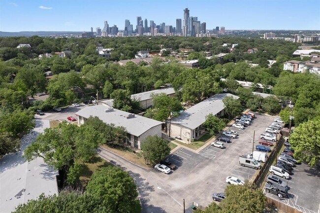 Building Photo - 1304 Mariposa Dr