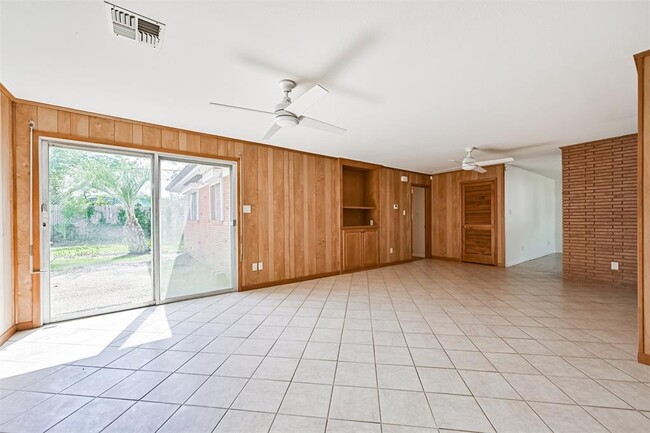 Building Photo - 2920 Heron Dr