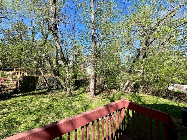 Building Photo - 3 Bedroom in West Asheville!
