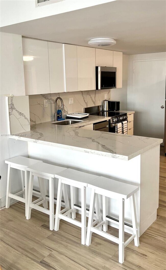 Building Photo - 801 Brickell Bay Dr