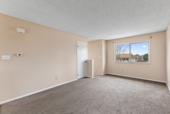 Building Photo - Spacious 2 Bedroom, 1.5 Bath Townhome in Greeley!