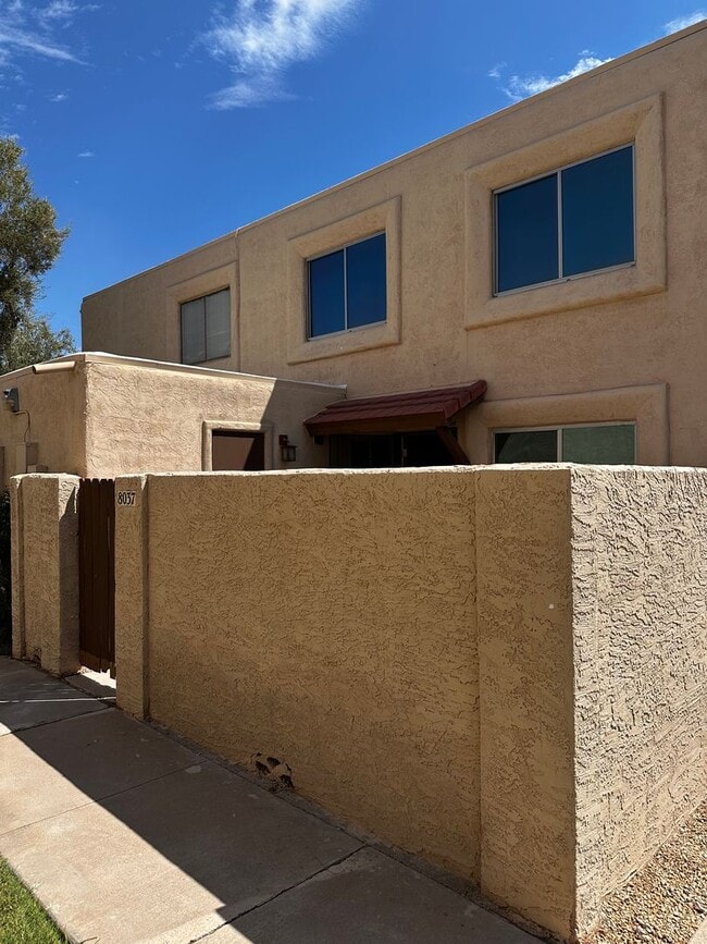 Building Photo - FABULOUSLY REMODELED SCOTTSDALE CONDO