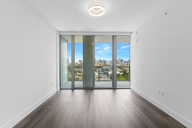 Building Photo - 1480 NW North River Dr