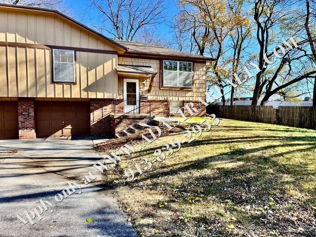 Building Photo - Spacious Duplex in Shawnee-Available NOW!!