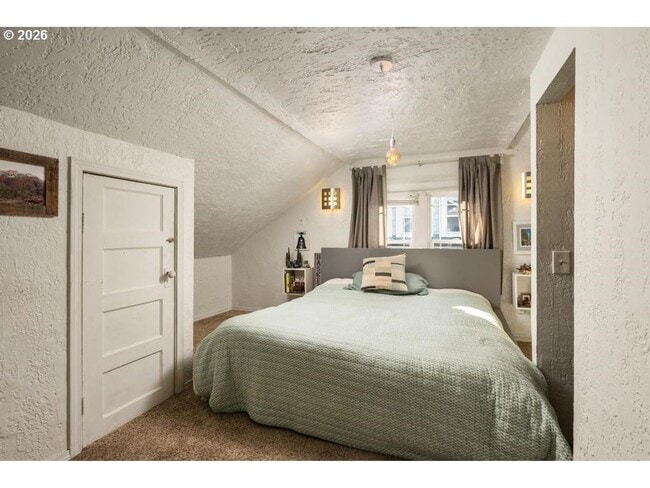 Building Photo - Classic Portland bungalow in Northeast Portland Available July 1st!