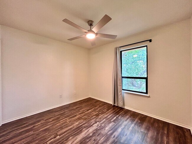 Building Photo - 6005 Cougar Dr
