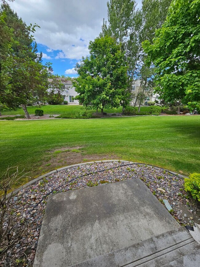 Building Photo - Townhome with 3 bedrooms and garage!  New paint and flooring!
